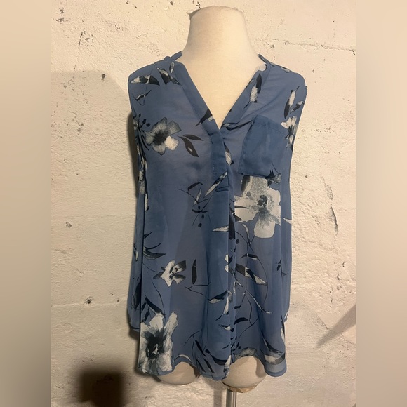 GF floral print sleeveless blouse. Pocket on left breast. Pristine condition. - Picture 1 of 3